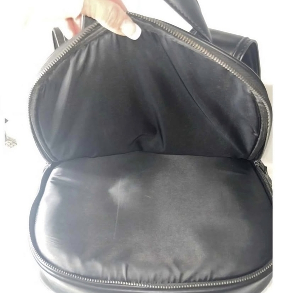 Qualtrics Black Waterproof Laptop Travel Backpack Front Pocket Adjustable Straps - Picture 9 of 10